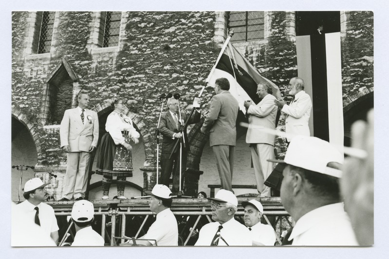 Fotod. Laulupeo tule toomine Raekoja platsile 1990.a.