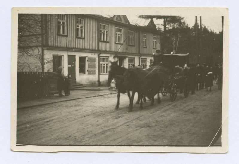 Vaade Tähe tänavale. Vasakul maja Nr. 11. Tänaval matuserongkäik (surnuvanker, ees kaks hobust).