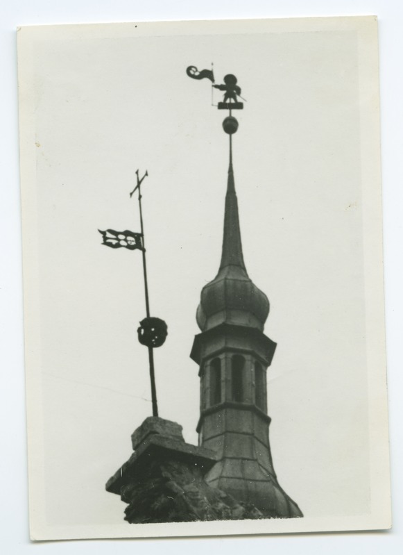 Tallinn, Pakkmaja tuulelipp ja Raekoja torni tipp.