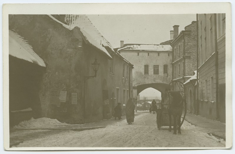 Tallinn, Suur-Rannavärav talvel, vaade Pikalt tänavalt, vasakul endised Kochi majad.