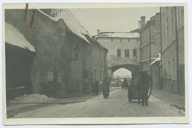 Tallinn, Suur-Rannavärav talvel, vaade Pikalt tänavalt, vasakul endised Kochi majad.