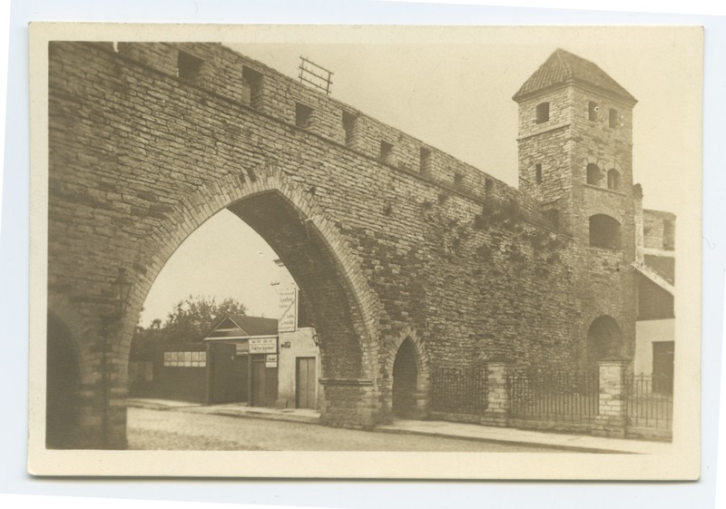 Tallinn, väravad Kloostri tänaval ja Saunatorn.