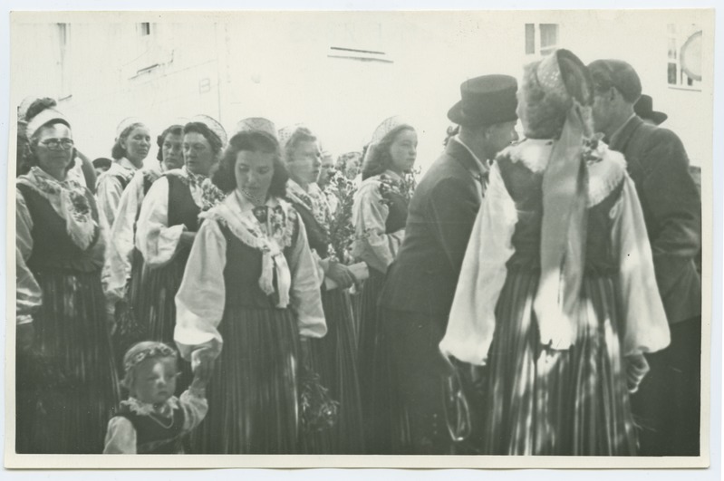 1950. aasta laulupidu Tallinnas, rühm naislauljaid rahvariietes Tallinna linna TSN Täitevkomitee segakoorist.
