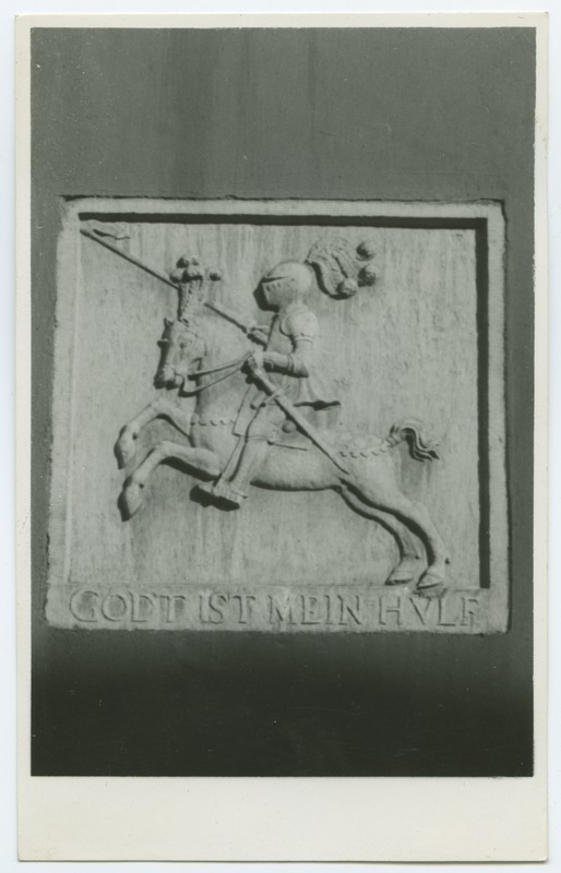 Kivireljeef, ratsanikturniirivarustuses, Mustpeade Vennaskonna maja seinas, Pikk tänav 26.