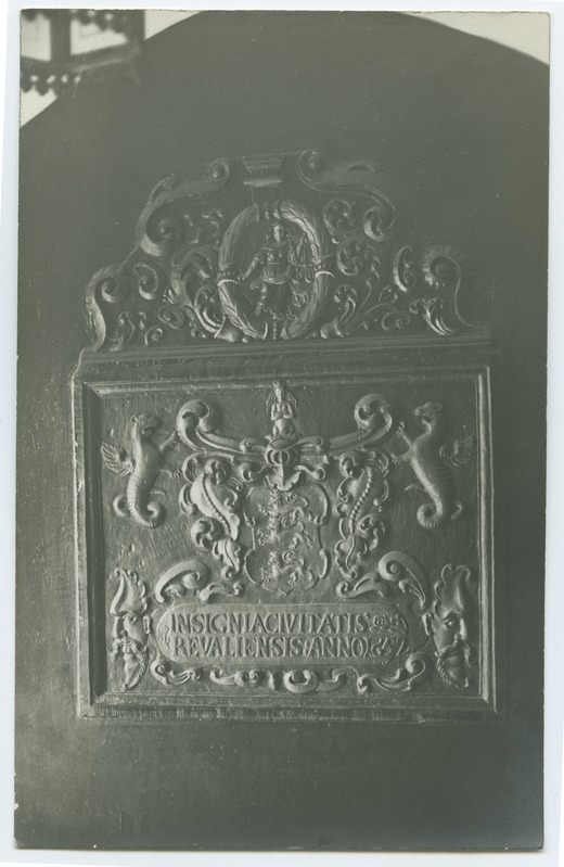 Kivireljeef, "Instignia Civitatis Revaliensis Anno 1657" Raekoja eeskoja seinas.