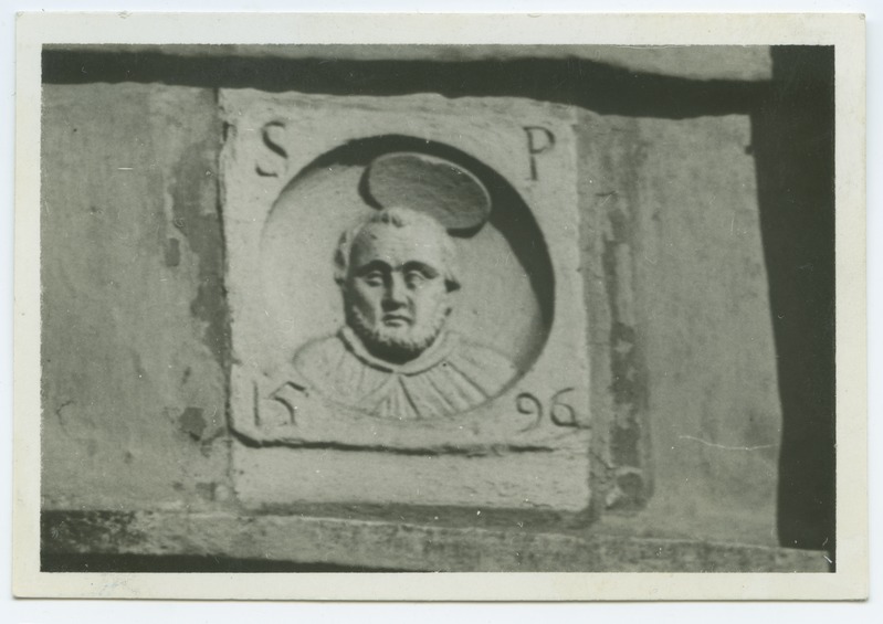 Püha Peetrus, portree kivireljeef, anno 1596, Raekoja tänav 1 fassaad.