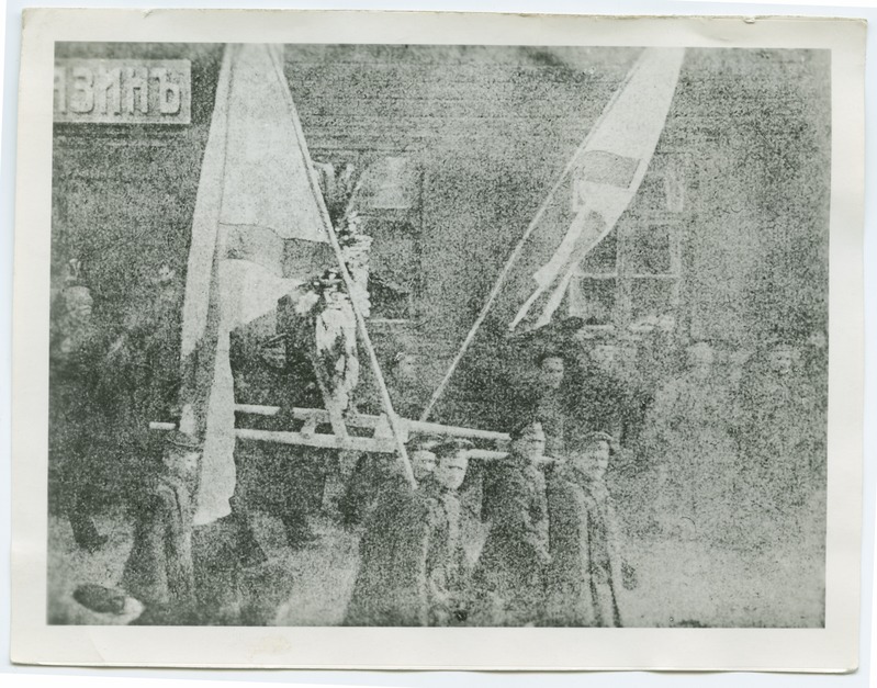 Rongkäik Tallinnas 1.03.1917, Naissaare mereväelased pärjaga teel Rahumäe kalmistule, 16.10.1905 ohvrite haudadele.