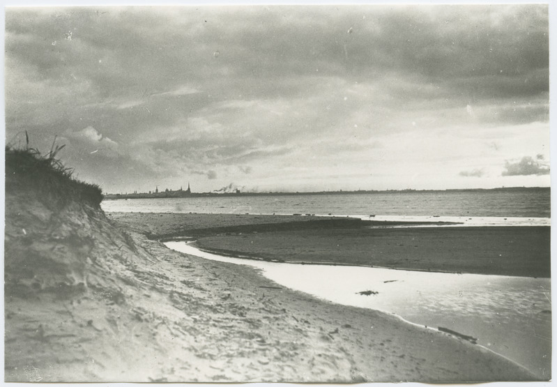 Vaade Tallinna siluetile Pirita rannalt.