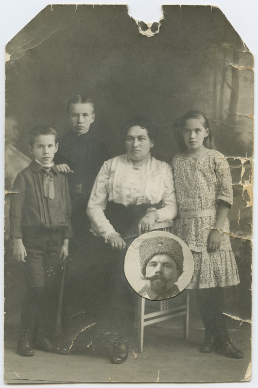 Hans Soosaare perekonnapilt: ema, vend, õde ja isa