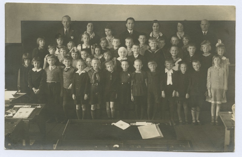 Grupifoto tahvli ees. Hiiu algkooli Ia klass 1938.-1940. a