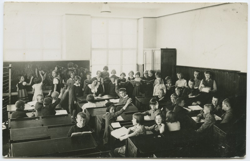 Õpetaja ja õpilased klassitoas (vahetund). 1938.-1940. a