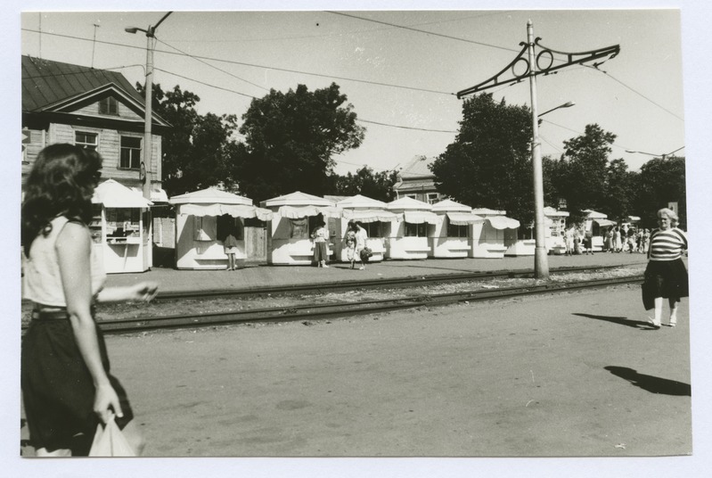 Tallinn. Vaade putkadele Balti jaama taga, trammitee ja Kopli tn. vahel
