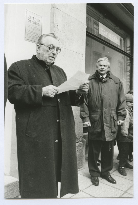 Tallinn. Arthur Ströhmi mälestusplaadi avamine Pikk tn. 9 majal. Fotol Carl Gustav Ströhm (Arthur Ströhmi pojapoeg)