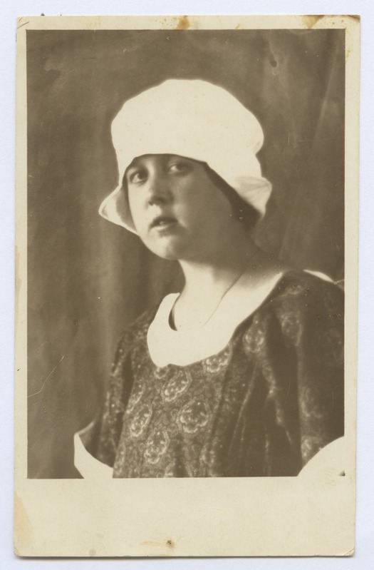 Valge kübaraga neiu portree