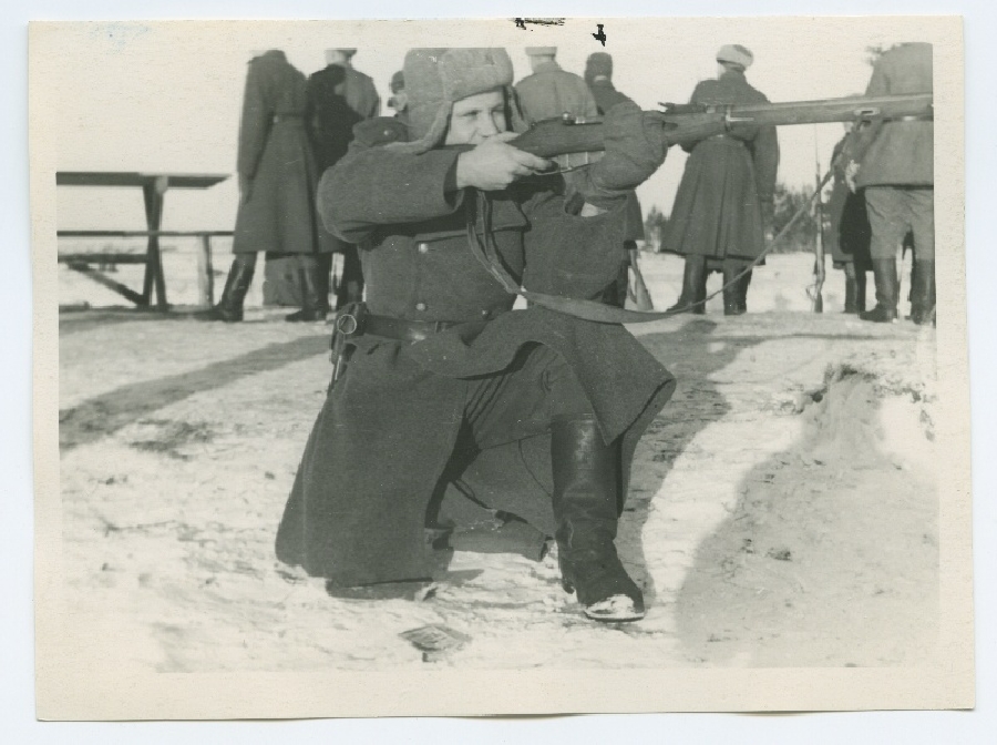 August Pähklimägi laskeharjutustel, Klooga lasketiirus 1945. aastal.