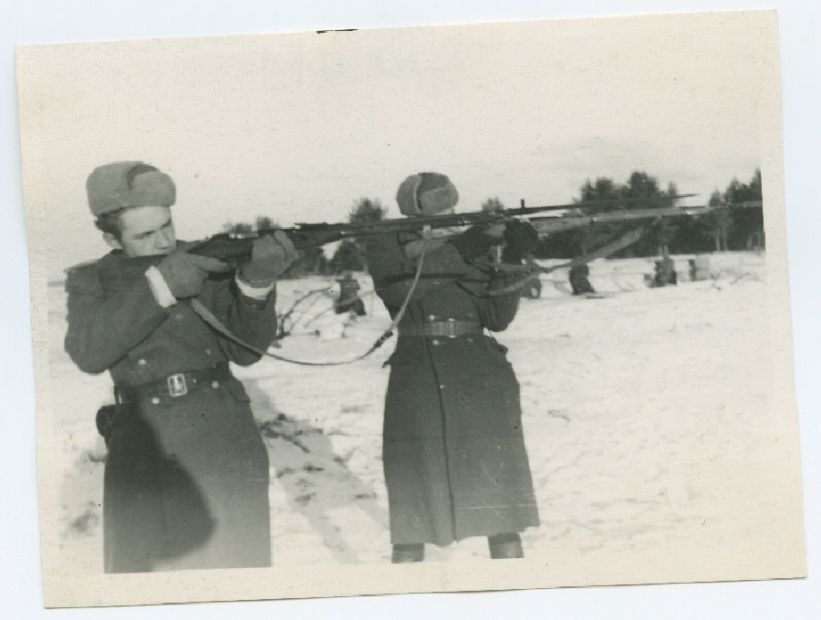 Kapten Runin (paremal) laskeharjutusel Klooga lasketiirus 1945. aastal.