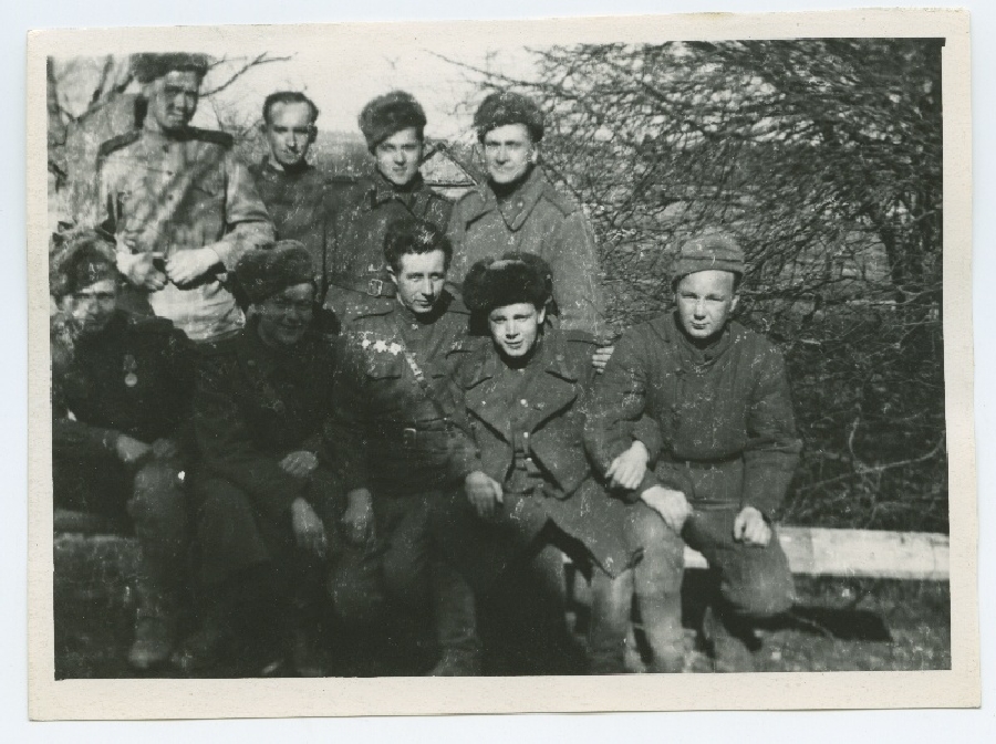Rühm sõjaväelasi lahingu vaheajal Kuramaal, 1945. aastal.