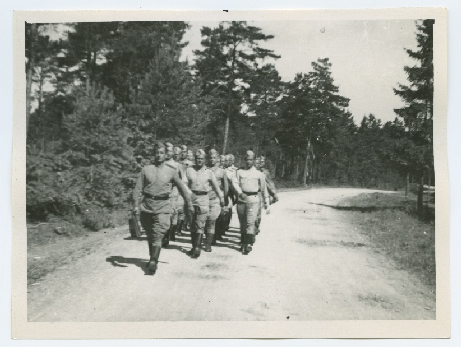 Rühm sõdureid marssimas Aegviidu metsas 1946. aastal.