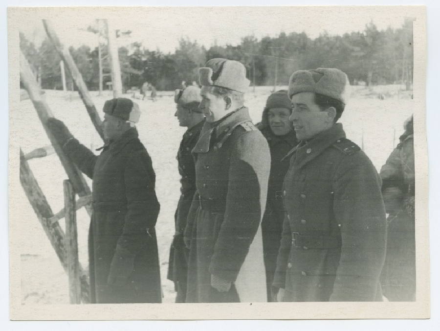 Grupp ohvitsere, keskel kapten Kipper, sapööride ülem, õppväljaku ehitamisel Kuramaal 1945. aastal.