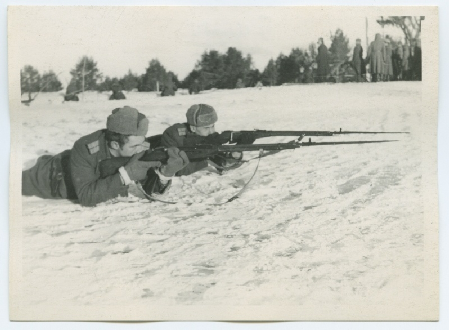 Kapten Runing ja kapten Mets Klooga lasketiirus 1945. aastal.