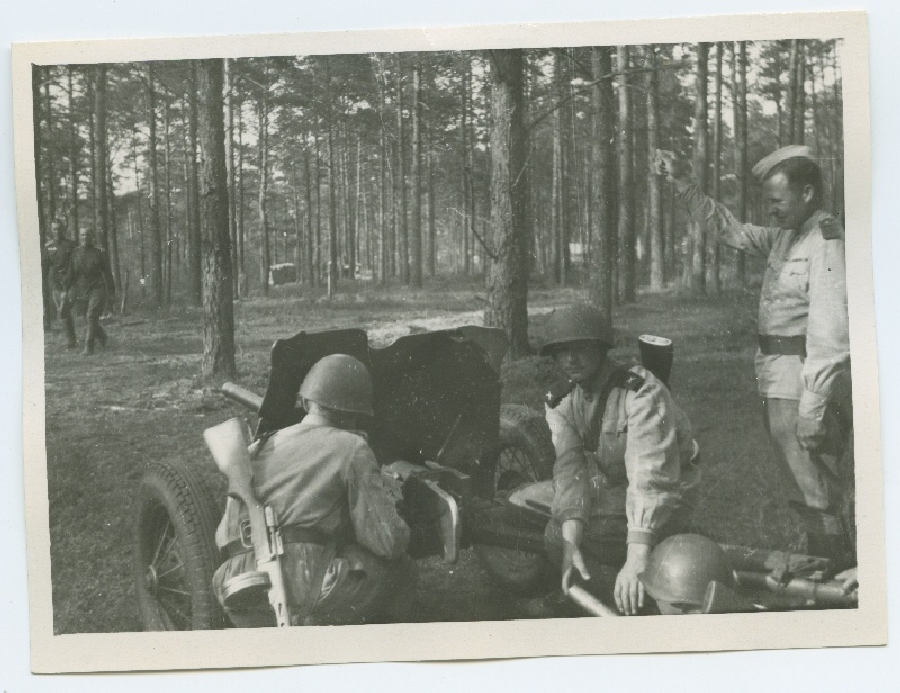 45 mm kahuri meeskond Klooga lasketiirus 1945. aastal.