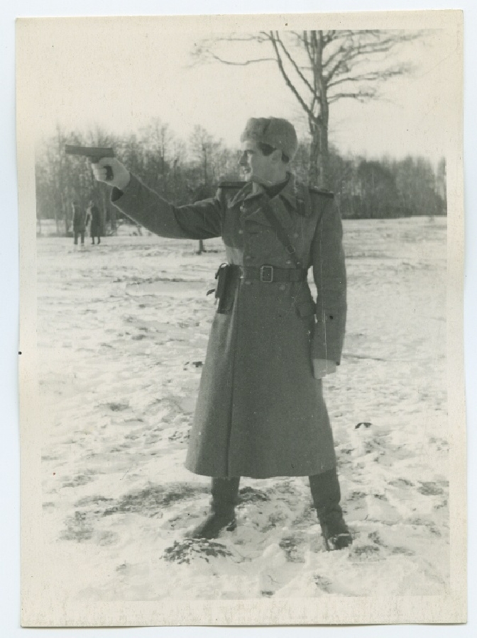 Vanemleitnant Kants püstolist tulistamas, 1945. aastal Kloogal.