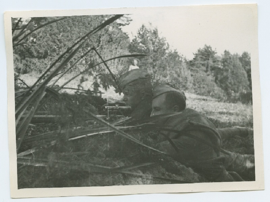 Kaks maskeeritud sõdurit laskevalmis relvadega, Emajõe joonel, Alatskivi poolsel liinil 1944. aasta septembris.