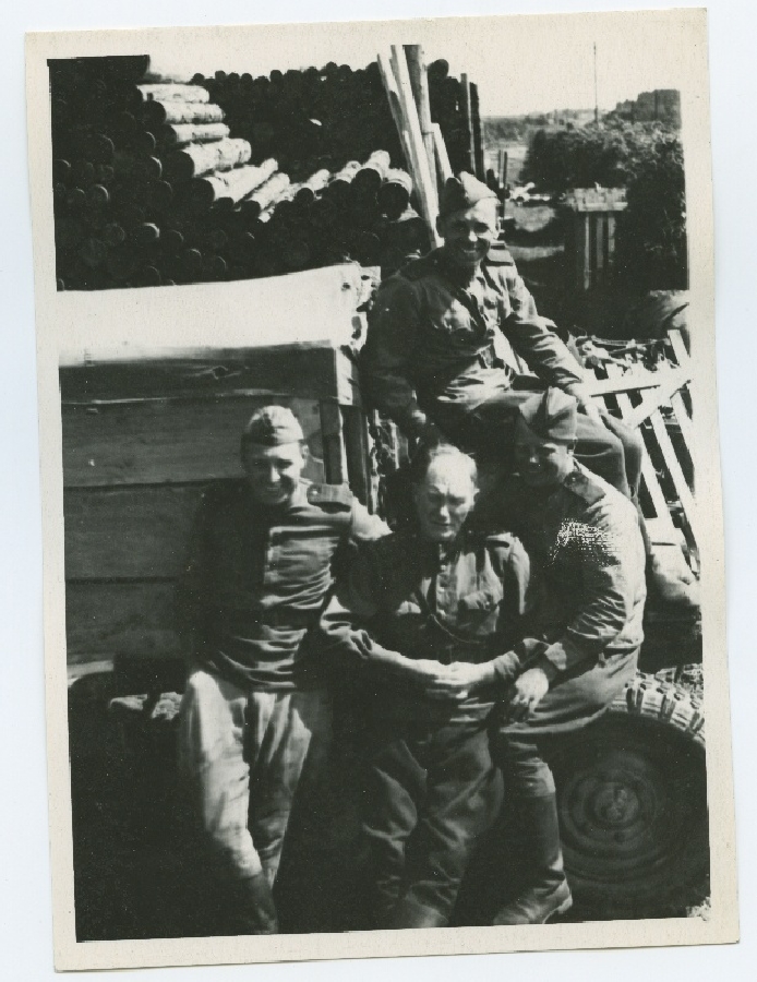 Neli sõdurit kindlustuse varjus, Kuramaal 1945. aastal.