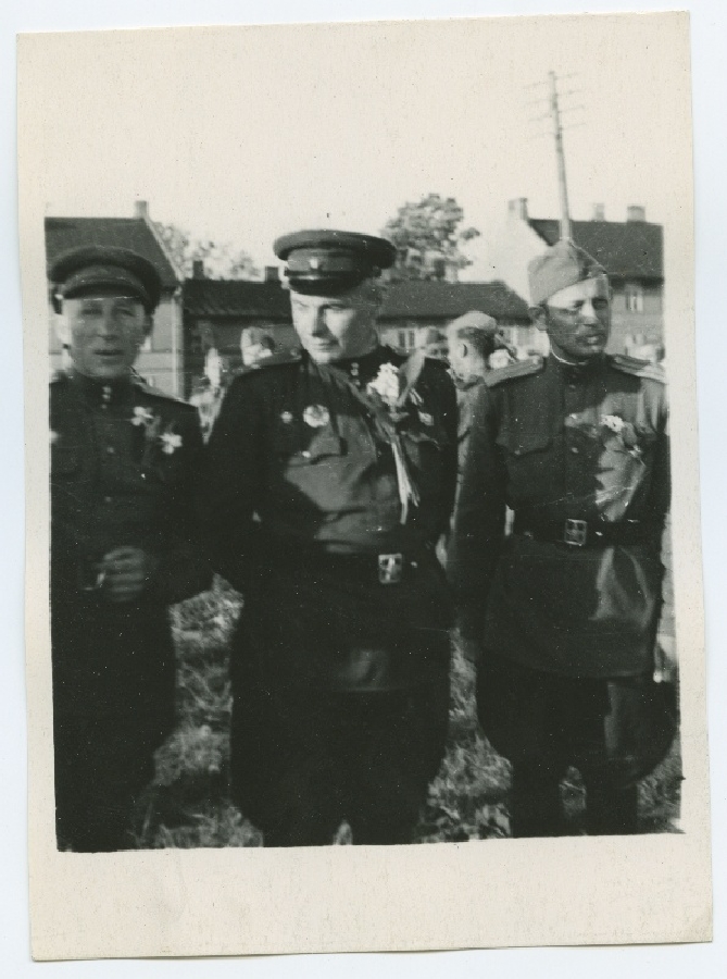 Alampolkovnik Raud, alampolkovnik Paul, major Seer, ühe asula väljakul peale Kuramaalt saabumist 1945.