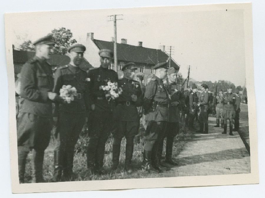 Kuramaalt saabunud sõdurid ühe asula väljakul 1945. aastal.