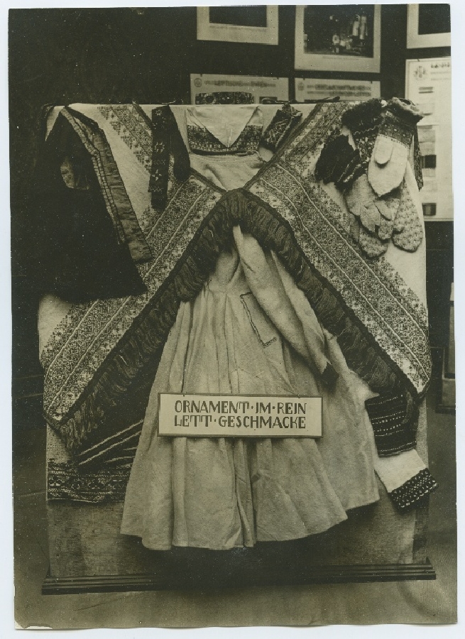 Läti etnograafilisi väljapanekuid, rahvarõivad Riia näitusel 1918. aastal.