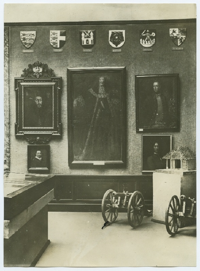 Portreesid, vappe, suurtükke jms. - väljapanekul Riia näitusel 1918. aastal