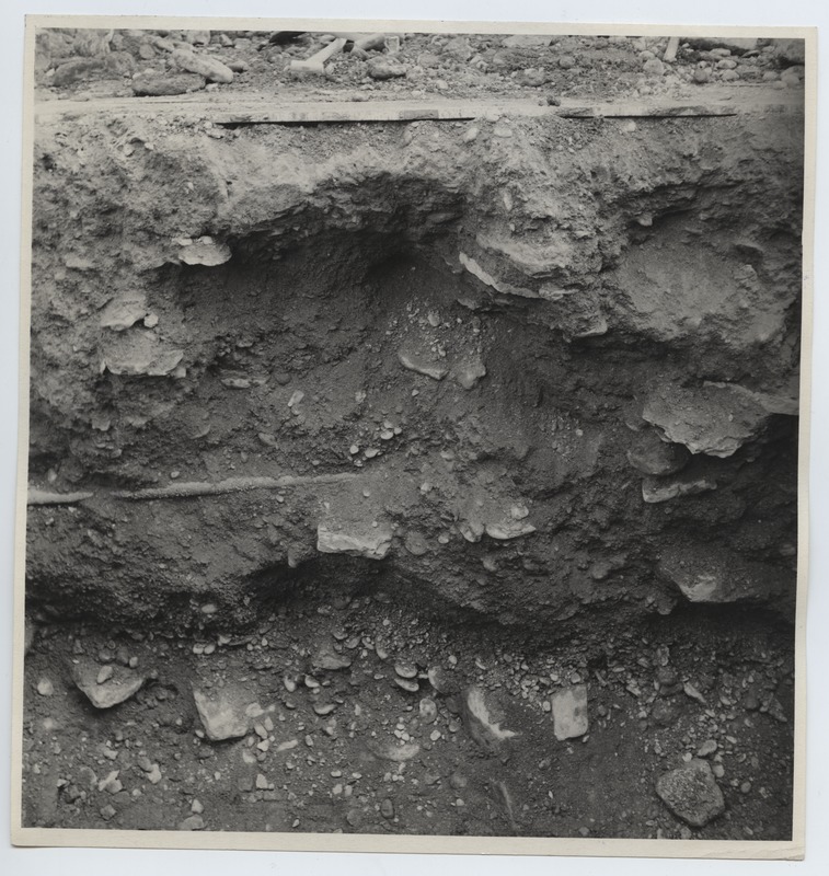 Arheoloogilised kaevamised Tallinnas 1952. aastal, I kaevendi ida profiil.