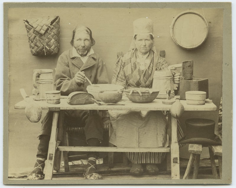 Fotokompositsioon "Eesti taat ja eit söögilaua ääres", pildil on Peningi metsavaht oma naisega.