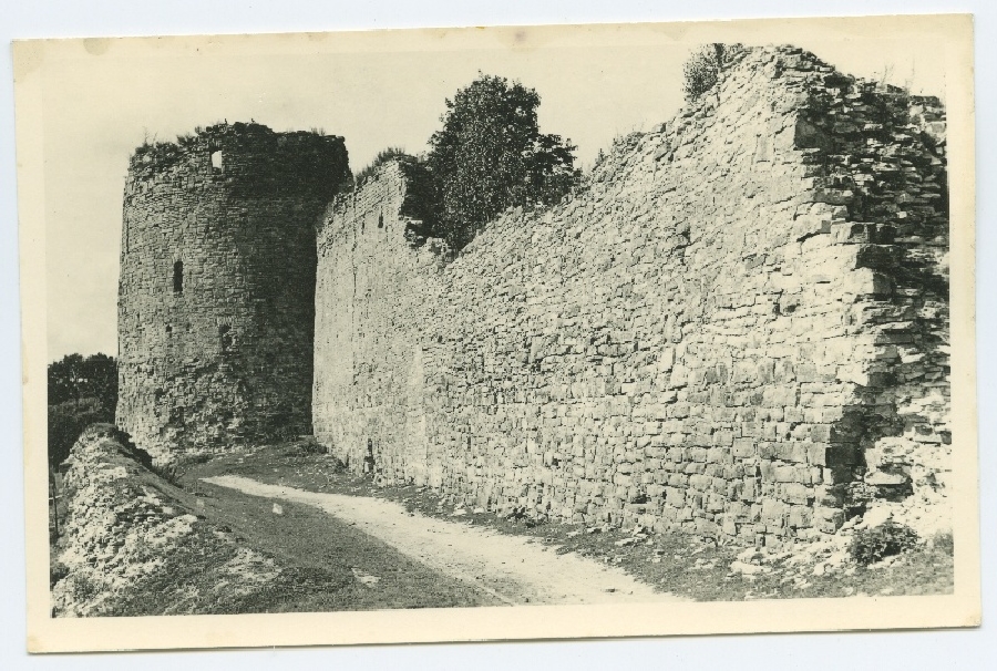 Irboska lossi varemed.