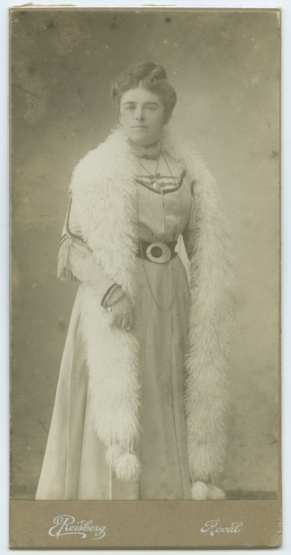 Noor naine, kaelas pikk valge kohev boa, ateljeefoto.