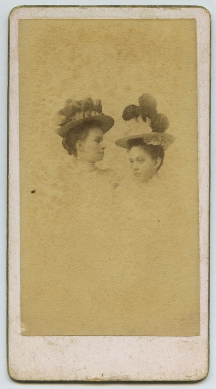 Kaks naist kübaratega