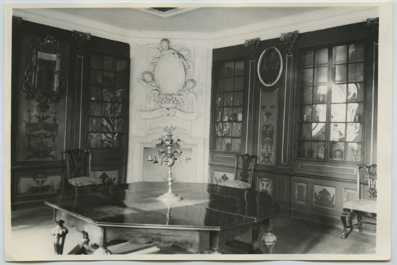 Roheline kabinet Peeter I suvelossis.