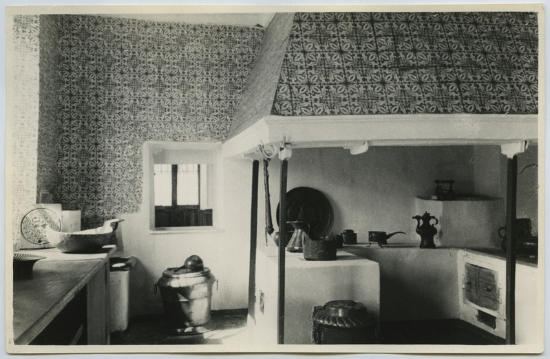 Peeter I suvelossi alumise köök koos mantekorstnaga.