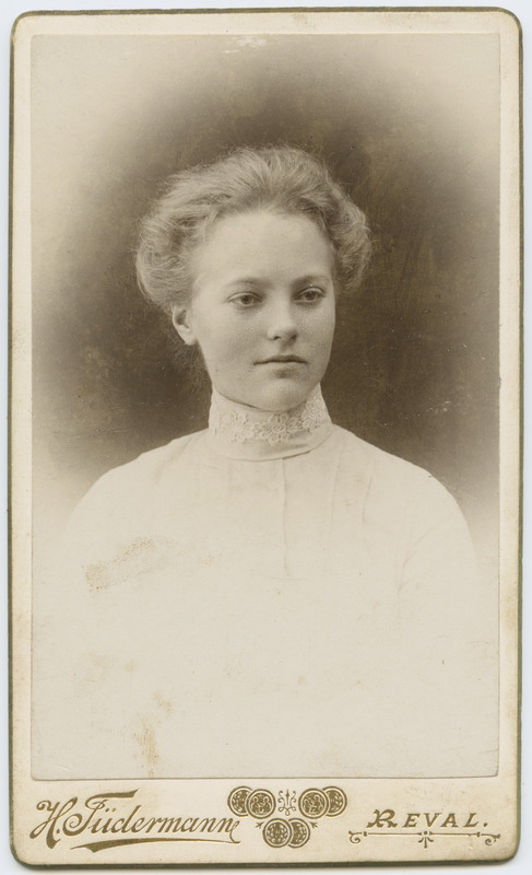 Noore naise portree, õmbleja Adele Vanamölder.