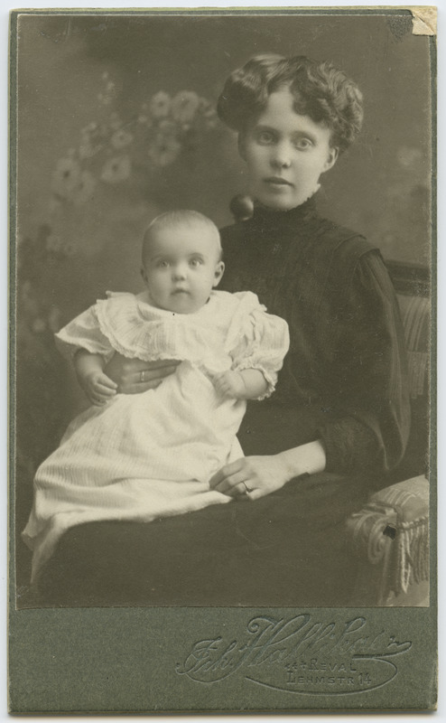 Adele Saarmann koos tütre Helgaga.