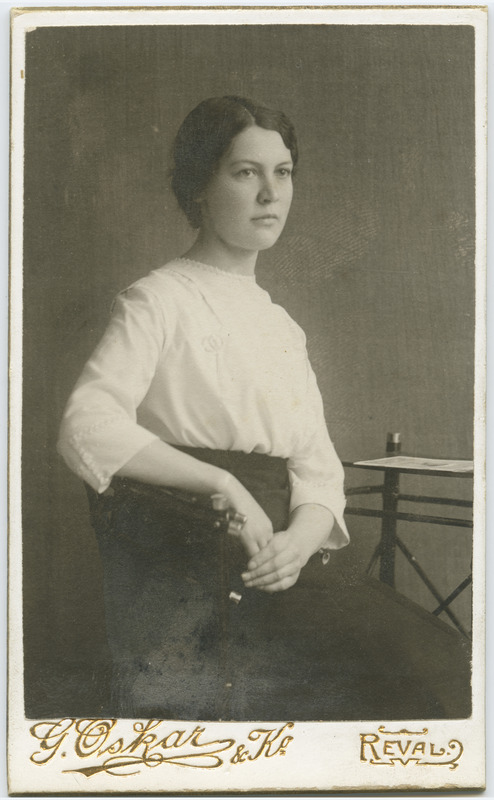 Noore naise poolportree, Helene Simsivart.