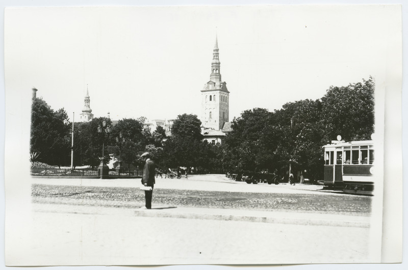 Tallinn. Vabaduse plats trammiteega taga Niguliste kirik