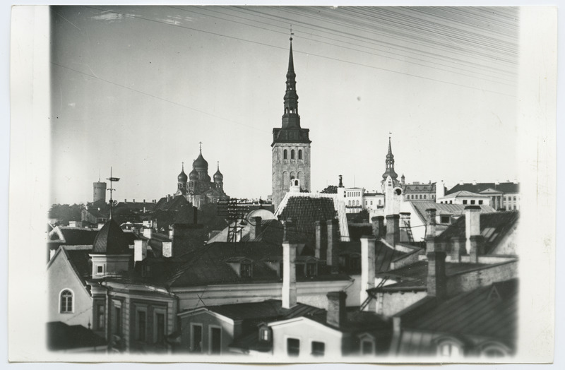 Tallinn. Vaade kirjastuse aknast Niguliste kiriku suunas
