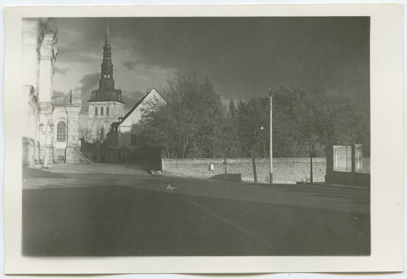 Tallinn. Vaade Toompealt Al. Nevski katedraali juurest Niguliste kiriku suunas