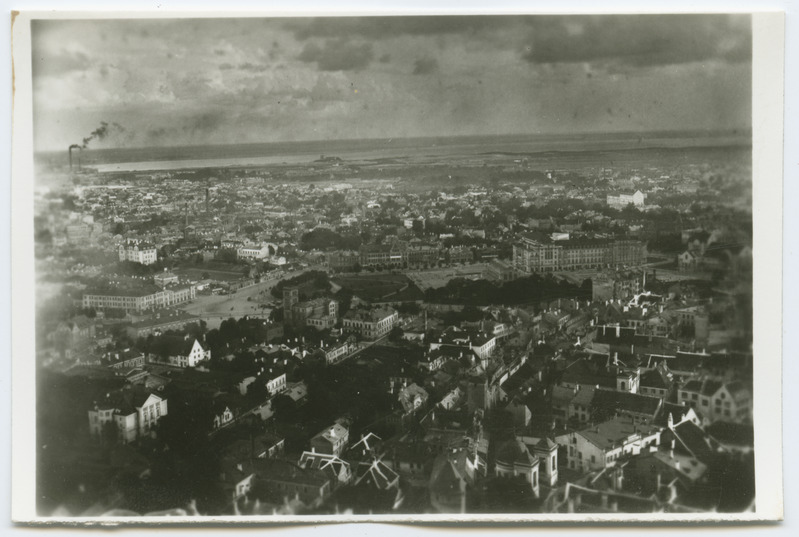 Tallinn. Õhufoto Tallinnast. Paremal "Estonia" teatrihoone, vasakul Viru väljak ja Pritsimaja