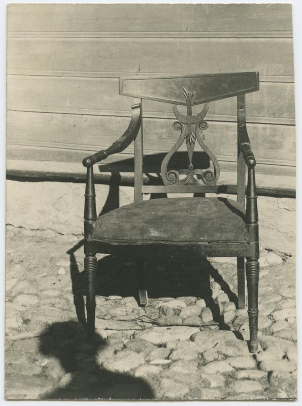 Käepidemetega tool, polsterdatud põhjaga. 19. saj II pool