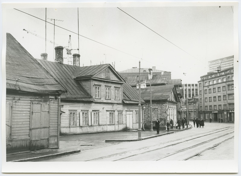 Tallinn. Tornimäe t ja Pääsukese t ristumiskoht. Hooned Tartu mnt 10, 12