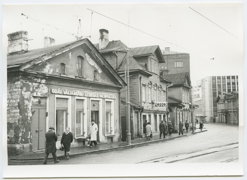 Tallinn. Hooned Tartu mnt 10 ("Odav väljamüük") Tartu mnt 8 ("Foto")