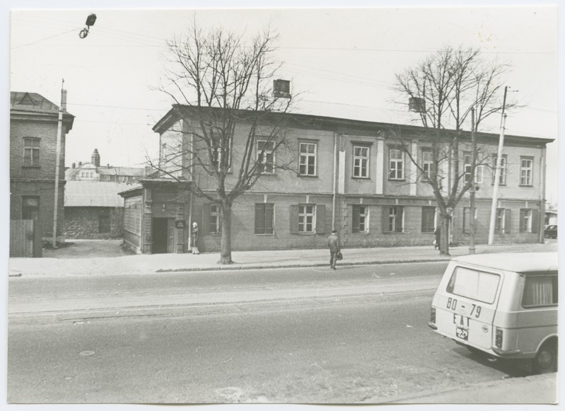 Hooned Uus-Sadama ja Narva maantee nurgal, vaade Narva maantee poolt.